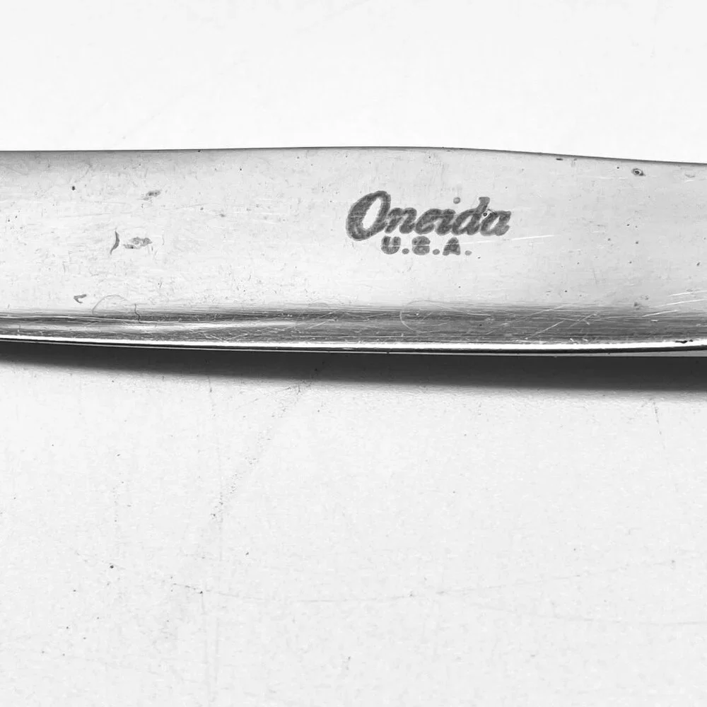 Oneida Stainless Deluxe Dinner Knife Tudor Shell Pattern